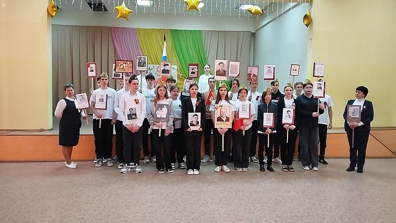Учащиеся школы № 8 города Петровска присоединились к акции «Бессмертный полк».
