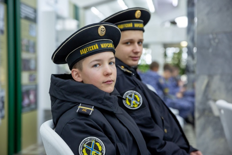 На Всероссийский слет кадетских корпусов в «Орленке» собрались 600 ребят из 42 регионов России.