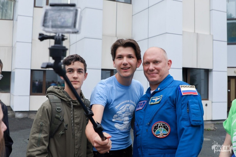 Школьники из всех регионов отмечают День космонавтики в федеральных детских центрах.