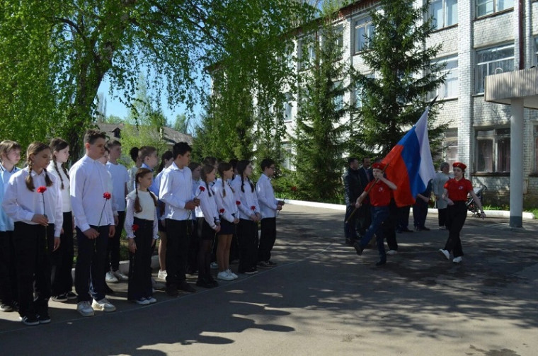 В школе №8 открыли мемориальную доску в память о бойце спецоперации Евгении Самылкине.